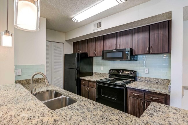 Audubon Village in Tampa, FL - Foto de edificio - Building Photo