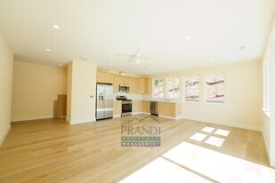 10 E Crescent Dr in San Rafael, CA - Building Photo