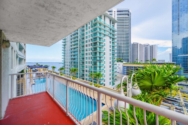 1200 Brickell Bay Dr in Miami, FL - Building Photo - Building Photo