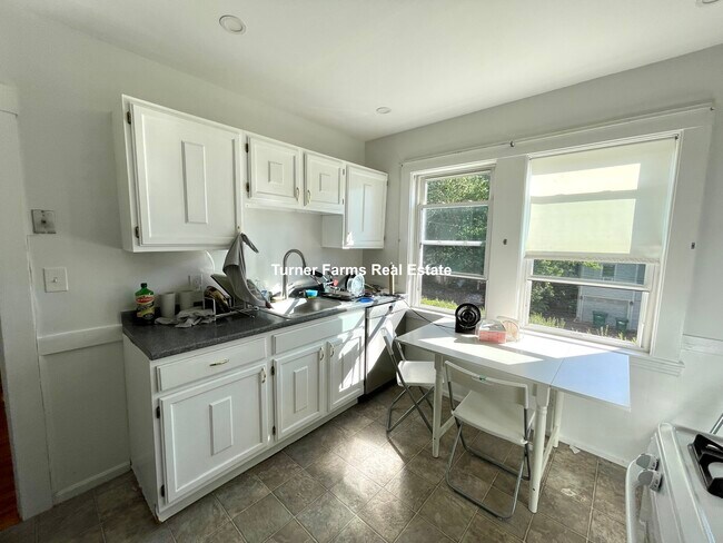 23 Edison Ave, Unit 1 in Medford, MA - Foto de edificio - Building Photo