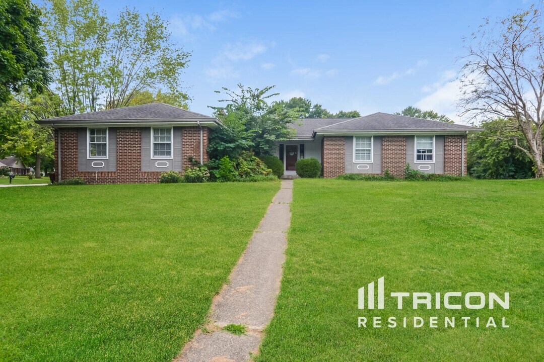 4059 Restin Ct in Greenwood, IN - Building Photo