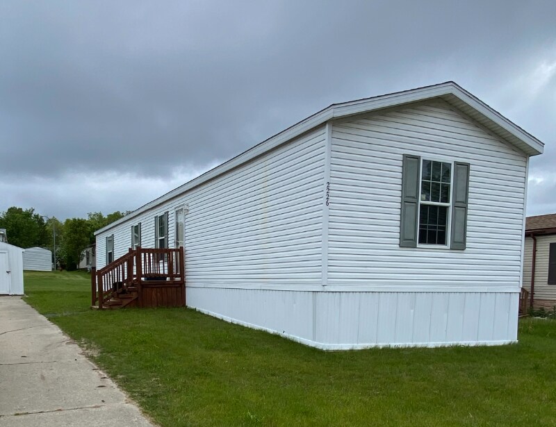2226 S Sheeran Dr in Milford, MI - Building Photo