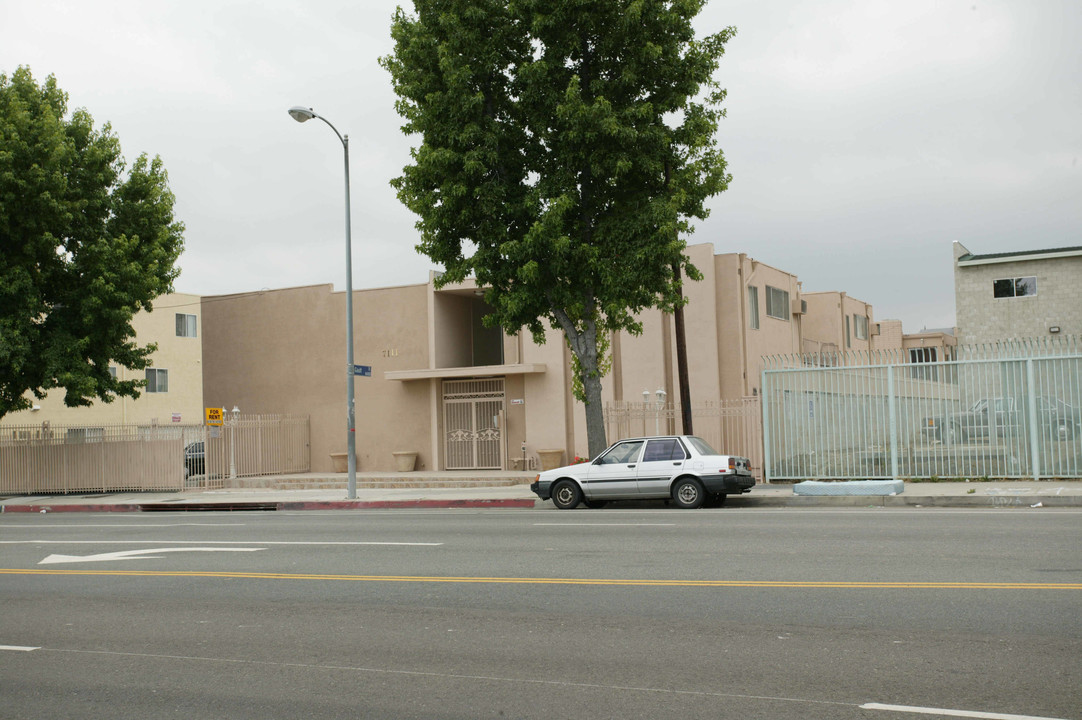 Woodley Villas in Van Nuys, CA - Building Photo