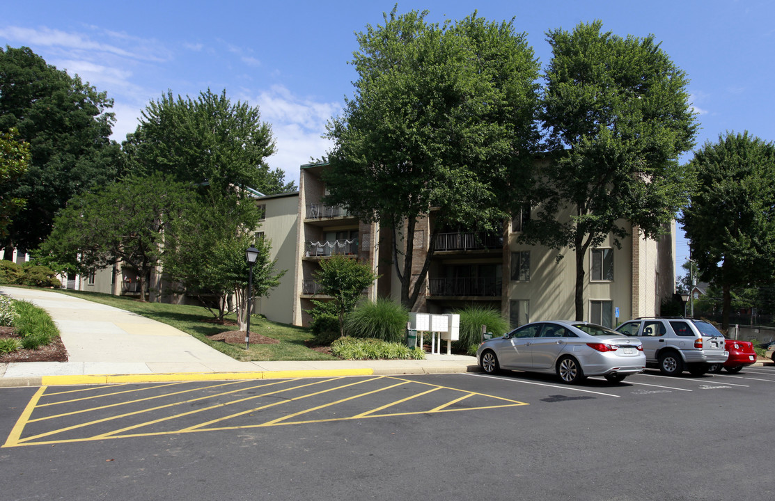 Devonshire Square Apartments in Falls Church, VA - Building Photo