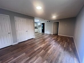 115 W Mulberry Ave in Wharton, TX - Building Photo - Building Photo