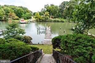 1238 Hillcreek Rd in Pasadena, MD - Building Photo