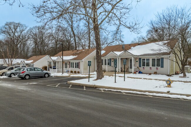 Trefoil Court in Fairfield, CT - Building Photo - Building Photo