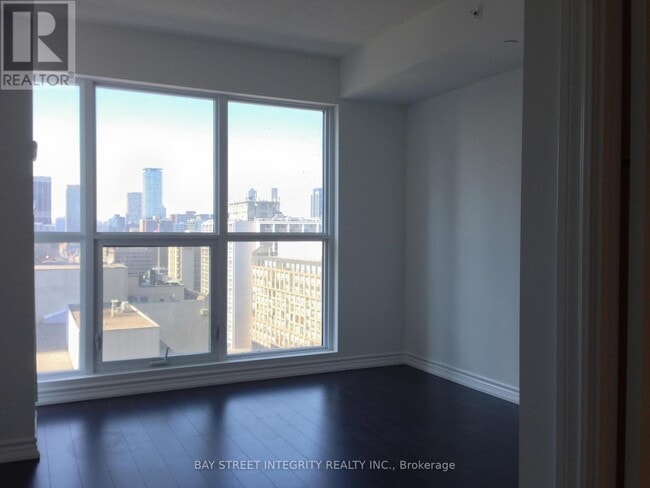 386 Yonge St in Toronto, ON - Building Photo - Building Photo