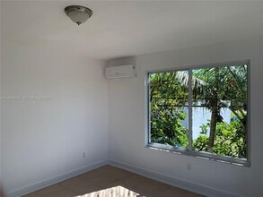 712 SW 56th Ave in Coral Gables, FL - Foto de edificio - Building Photo