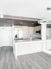 700 E Ocean Blvd in Long Beach, CA - Foto de edificio - Building Photo