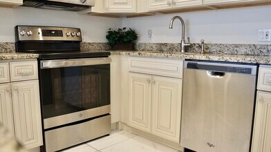 42 Sussex E in West Palm Beach, FL - Building Photo - Building Photo