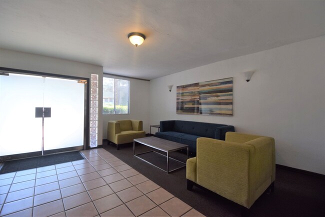 5036 Coldwater Canyon Ave in Los Angeles, CA - Foto de edificio - Building Photo