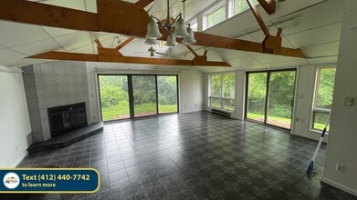 523 Larix Rd in Monroeville, PA - Foto de edificio - Building Photo