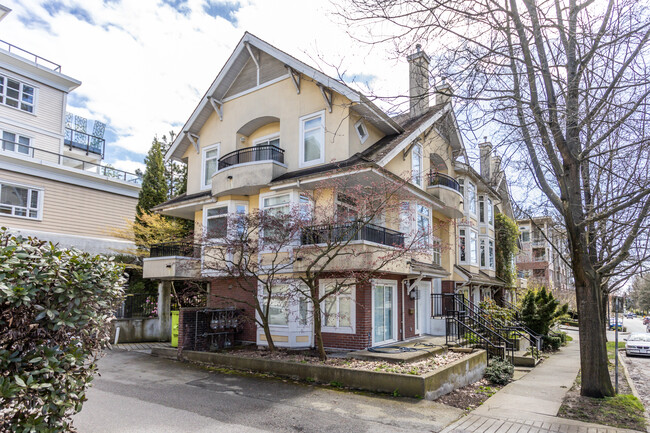 2212 Chesterfield Av in North Vancouver, BC - Building Photo - Building Photo