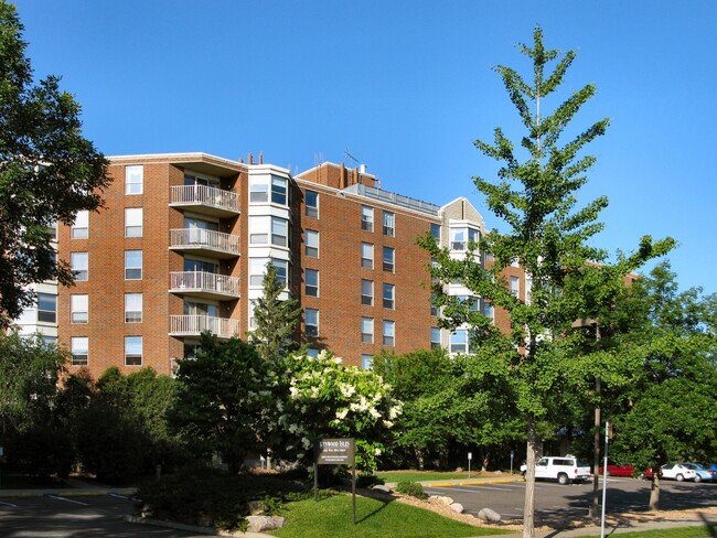 Kenwood Isles in Minneapolis, MN - Foto de edificio - Building Photo