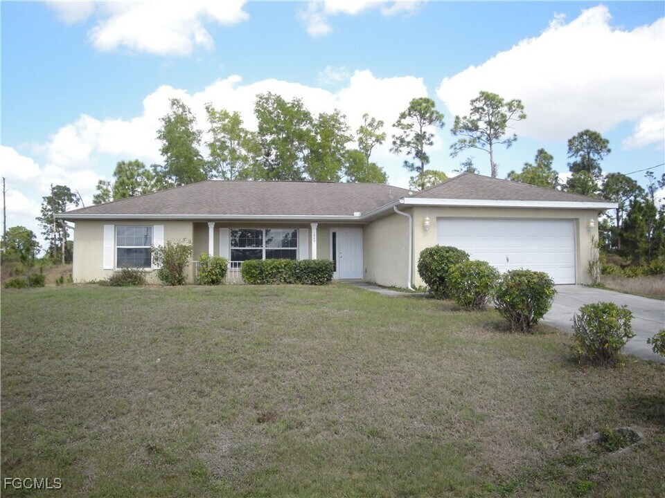 1243 Damen St E in Lehigh Acres, FL - Building Photo