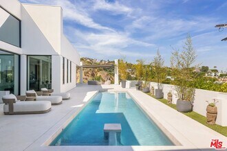 9405 Sierra Mar Pl in Los Angeles, CA - Building Photo - Building Photo