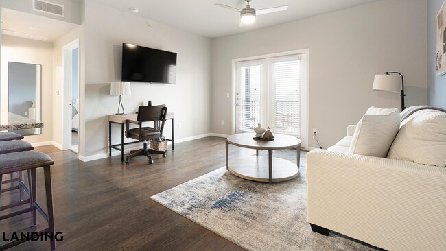 11022 Culebra Rd in San Antonio, TX - Foto de edificio - Building Photo