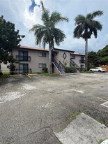 100 SE 5th Ave in Hallandale Beach, FL - Building Photo