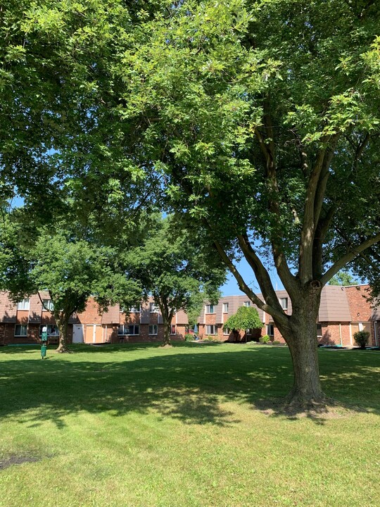 Royal Park and Heritage Commons Apartments in Niagara Falls, NY - Building Photo