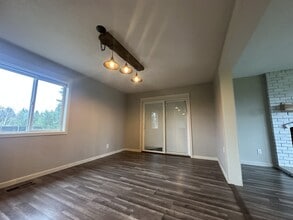 24574 SW Ladd Hill Rd in Sherwood, OR - Building Photo - Building Photo