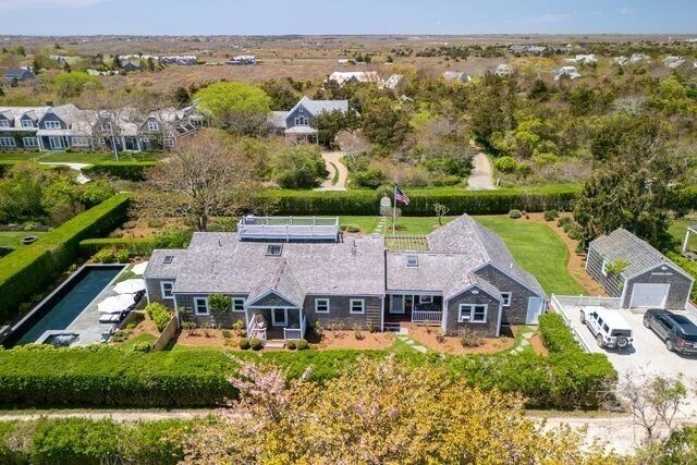 17 Burnell St in Nantucket, MA - Building Photo