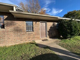 1402 N Hartford Ave in Russellville, AR - Building Photo