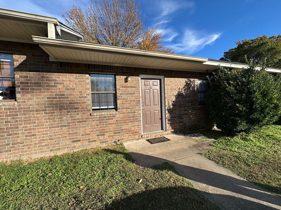 1402 N Hartford Ave in Russellville, AR - Building Photo