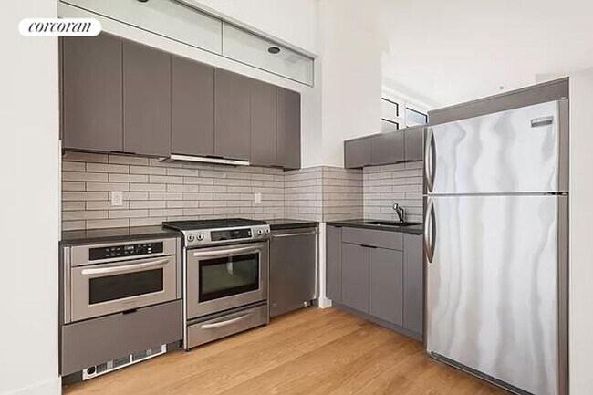 306 W 48th St in New York, NY - Building Photo - Building Photo