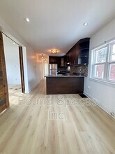 1554 Main St E in Hamilton, ON - Building Photo - Building Photo