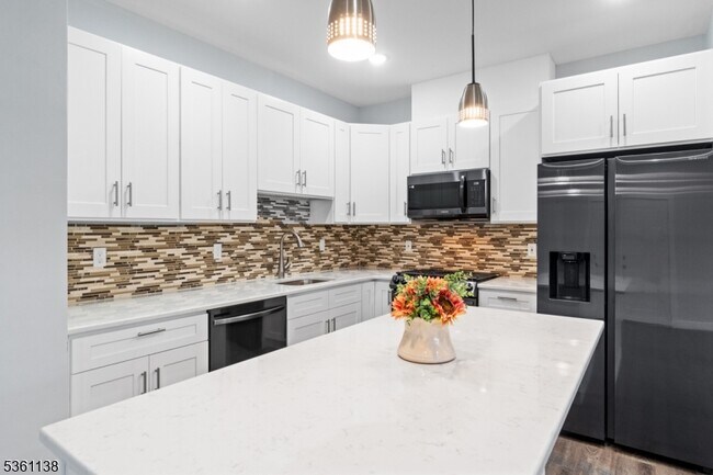 627 Bloomfield Ave in West Caldwell, NJ - Building Photo - Building Photo