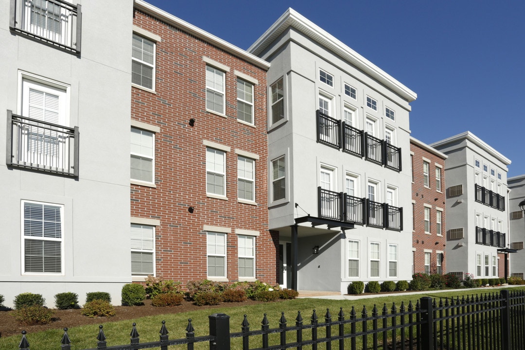 Station Village at Avenel in Avenel, NJ - Foto de edificio