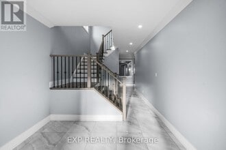 35 Tyndall Dr in Bradford West Gwillimbury, ON - Building Photo - Building Photo