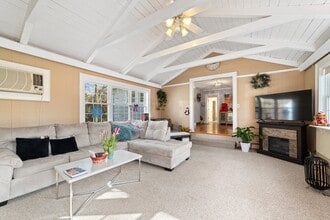 101 W Plain St in Wayland, MA - Foto de edificio - Building Photo