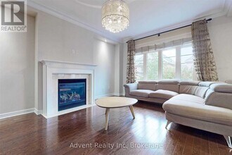 106 Allison Ann Way in Vaughan, ON - Building Photo - Building Photo