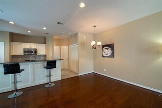 915 W Heights Hollow Ln in Houston, TX - Building Photo - Building Photo