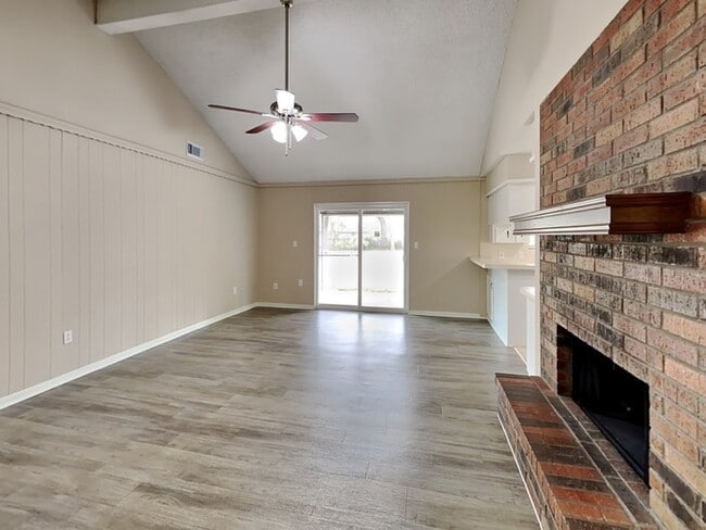 1600 Donovan St, Unit 4 in Baytown, TX - Building Photo - Building Photo