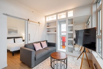 933 E Hastings St in Vancouver, BC - Building Photo - Building Photo