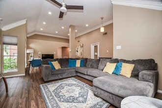 8323 Lake Crystal Dr in Houston, TX - Building Photo - Building Photo