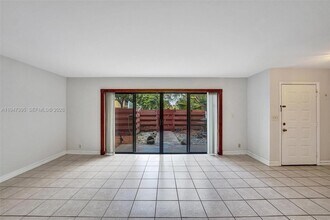 2990 Oaktree Ln in Hollywood, FL - Building Photo - Building Photo