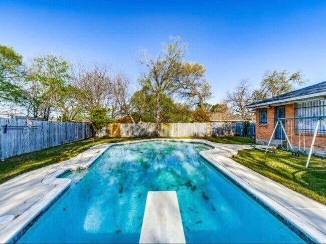 7120 Sorenson Cir in Dallas, TX - Building Photo - Building Photo