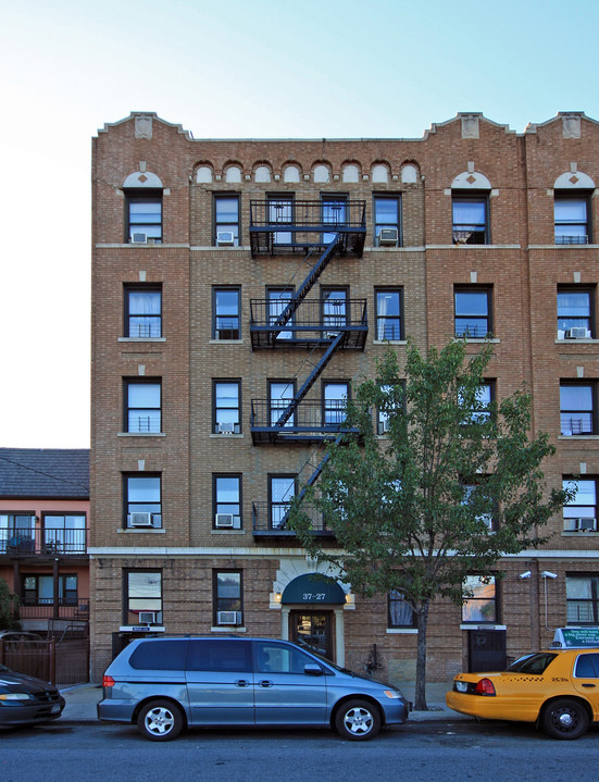 37-27 Crescent St in Long Island City, NY - Building Photo