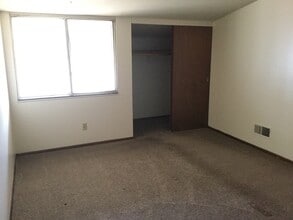 8911-B N 95th St in Milwaukee, WI - Foto de edificio - Building Photo