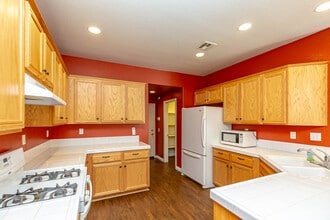 425 S Meadowbrook Dr, Unit 425 S Meadowbrook Dr #117 in San Diego, CA - Building Photo - Building Photo