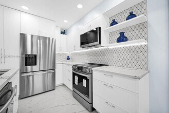 2466 Taylor St in Hollywood, FL - Building Photo - Building Photo
