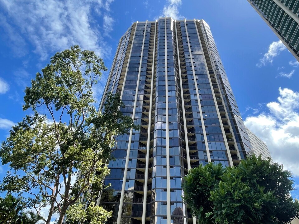 60 N Beretania St, Unit 2606 in Honolulu, HI - Building Photo