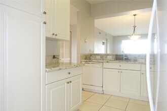 7755 Yardley Dr in Tamarac, FL - Building Photo - Building Photo