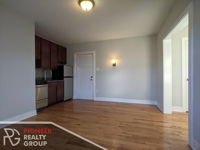 4542 N Damen Ave, Unit 315 in Chicago, IL - Foto de edificio - Building Photo
