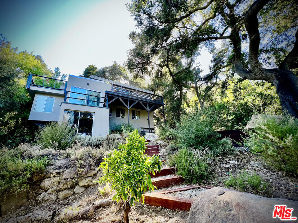 19562 Cave Way in Topanga, CA - Building Photo