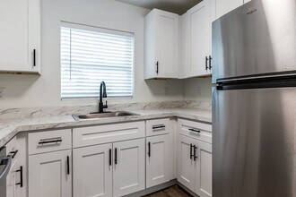 KC Flats in Kenneth City, FL - Building Photo - Interior Photo